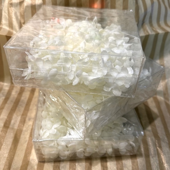 HYDRANGEA PETALS. 8115 Set of 3 6”x6” units White Flowers Craft WEDDINGSTAR INC. - Picture 4 of 7